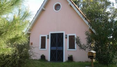 Casa en alquiler en Ostende. 4 ambientes, 1 baño y capacidad de 3 a 6 personas. A 400 m de la playa