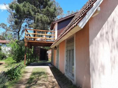 Casa en alquiler en Ostende. 4 ambientes, 1 baño y capacidad de 3 a 6 personas. A 400 m de la playa