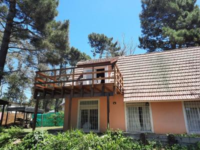 Casa en alquiler en Ostende. 4 ambientes, 1 baño y capacidad de 3 a 6 personas. A 400 m de la playa