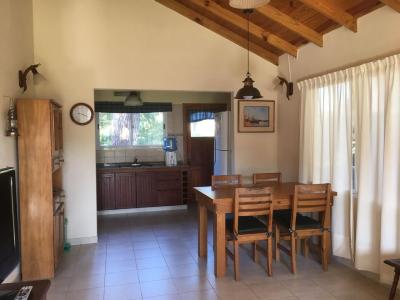 Chalet en alquiler en Ostende. 3 ambientes, 1 baño y capacidad de 1 a 4 personas. 