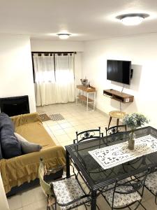 Casa en alquiler en Ostende. 4 ambientes, 2 baños y capacidad de 2 a 6 personas. A menos de 50 m de la playa