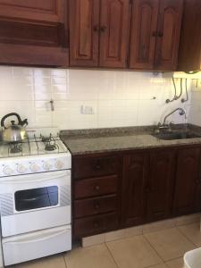 Complejo de Dptos en alquiler en Ostende. 3 y 2 ambientes, 1 y 2 baño y capacidad de 1 a 5 personas. A 50 m de la playa