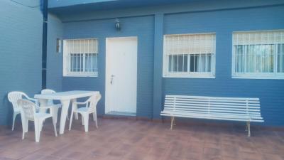 Complejo de Dptos en alquiler en Ostende. 3 y 2 ambientes, 1 o 2 baño y capacidad de 1 a 4 personas. A 50 m de la playa